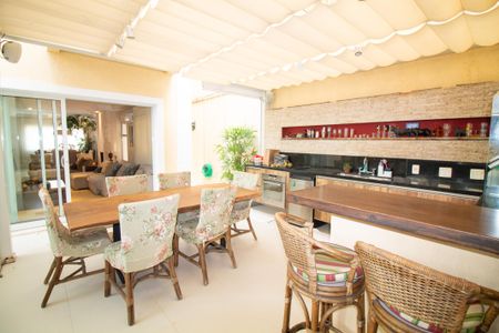 Casa de condomínio à venda com 230m², 4 quartos e 4 vagas Casa de condomínio à venda com 230m², 4 quartos e 4 vagasChurrasqueira