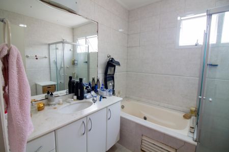 Casa de condomínio à venda com 230m², 4 quartos e 4 vagas Casa de condomínio à venda com 230m², 4 quartos e 4 vagasBanheiro da Suíte 3