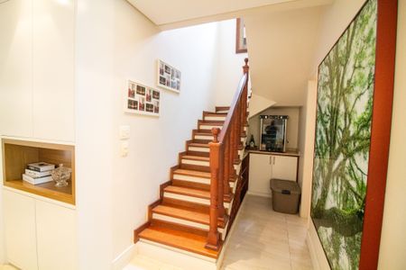 Casa de condomínio à venda com 230m², 4 quartos e 4 vagas Casa de condomínio à venda com 230m², 4 quartos e 4 vagasEscada