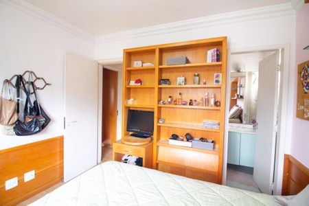 Casa de condomínio à venda com 230m², 4 quartos e 4 vagas Casa de condomínio à venda com 230m², 4 quartos e 4 vagasSuíte 1