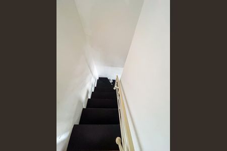 Casa para alugar com 150m², 2 quartos e 2 vagas Casa para alugar com 150m², 2 quartos e 2 vagasEscada
