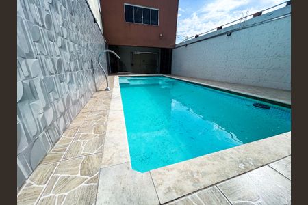 Casa para alugar com 150m², 2 quartos e 2 vagas Casa para alugar com 150m², 2 quartos e 2 vagasPiscina