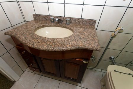 Casa para alugar com 170m², 3 quartos e 2 vagasBanheiro social