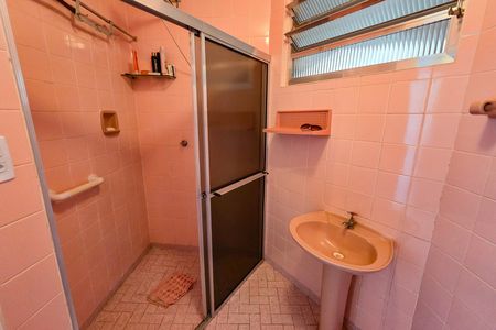 Banheiro de apartamento para alugar com 1 quarto, 45m² em Vila Tupi, Praia Grande