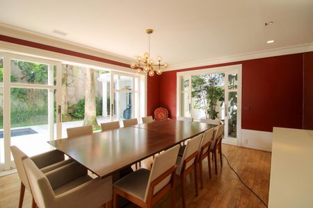 Casa à venda com 830m², 6 quartos e 5 vagas Casa à venda com 830m², 6 quartos e 5 vagasSala de Jantar