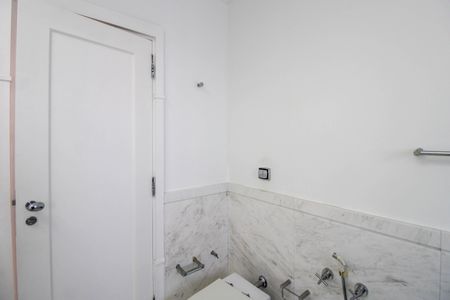 Casa à venda com 830m², 6 quartos e 5 vagas Casa à venda com 830m², 6 quartos e 5 vagasBanheiro Suíte 2