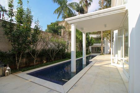 Casa à venda com 830m², 6 quartos e 5 vagas Casa à venda com 830m², 6 quartos e 5 vagasPiscina