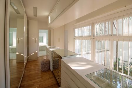 Casa à venda com 830m², 6 quartos e 5 vagas Casa à venda com 830m², 6 quartos e 5 vagasCloset da suíte 4