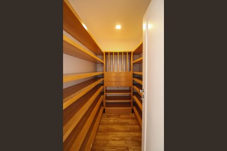 Casa à venda com 830m², 6 quartos e 5 vagas Casa à venda com 830m², 6 quartos e 5 vagasDespensa