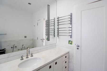 Casa à venda com 830m², 6 quartos e 5 vagas Casa à venda com 830m², 6 quartos e 5 vagasBanheiro Suíte 2