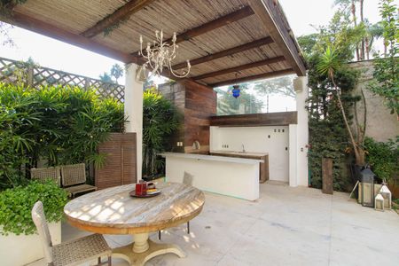 Casa à venda com 830m², 6 quartos e 5 vagas Casa à venda com 830m², 6 quartos e 5 vagasChurrasqueira