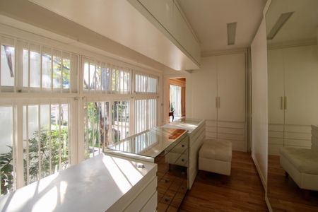 Casa à venda com 830m², 6 quartos e 5 vagas Casa à venda com 830m², 6 quartos e 5 vagasCloset da suíte 4