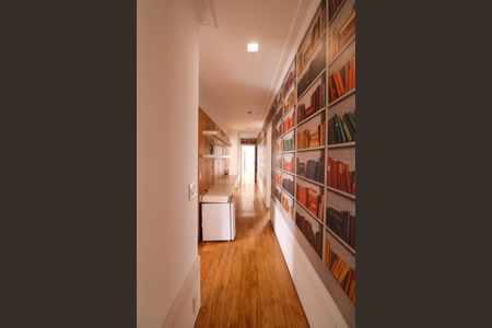 Casa à venda com 830m², 6 quartos e 5 vagas Casa à venda com 830m², 6 quartos e 5 vagasCorredor