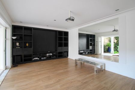 Casa à venda com 830m², 6 quartos e 5 vagas Casa à venda com 830m², 6 quartos e 5 vagasSala de TV