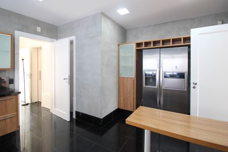 Casa à venda com 830m², 6 quartos e 5 vagas Casa à venda com 830m², 6 quartos e 5 vagasCozinha