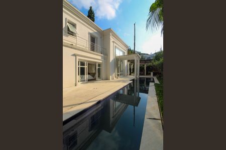 Casa à venda com 830m², 6 quartos e 5 vagas Casa à venda com 830m², 6 quartos e 5 vagasPiscina