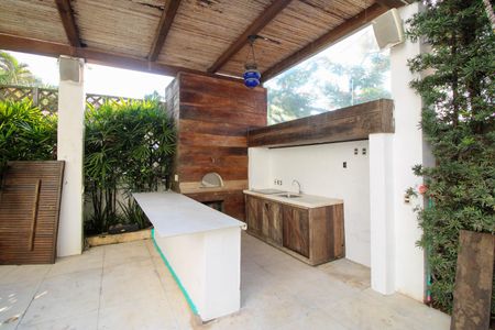 Casa à venda com 830m², 6 quartos e 5 vagas Casa à venda com 830m², 6 quartos e 5 vagasChurrasqueira