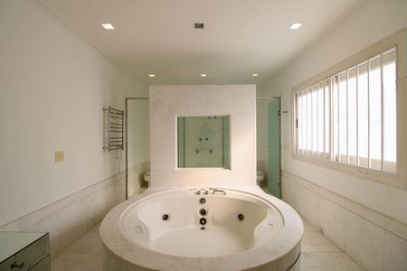 Casa à venda com 830m², 6 quartos e 5 vagas Casa à venda com 830m², 6 quartos e 5 vagasBanheiro Suíte 4