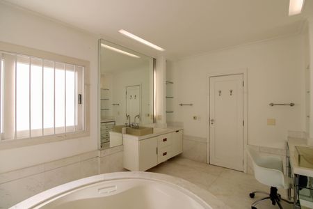 Casa à venda com 830m², 6 quartos e 5 vagas Casa à venda com 830m², 6 quartos e 5 vagasBanheiro Suíte 4