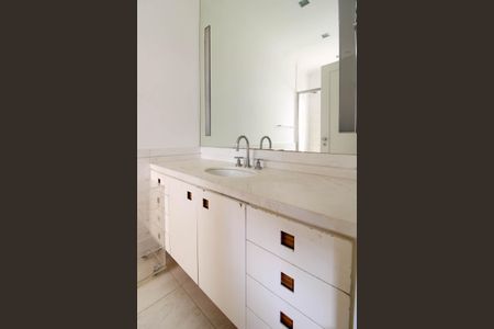 Casa à venda com 830m², 6 quartos e 5 vagas Casa à venda com 830m², 6 quartos e 5 vagasBanheiro da Suíte 1