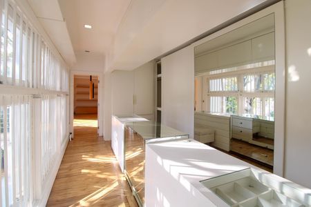 Casa à venda com 830m², 6 quartos e 5 vagas Casa à venda com 830m², 6 quartos e 5 vagasCloset da suíte 4