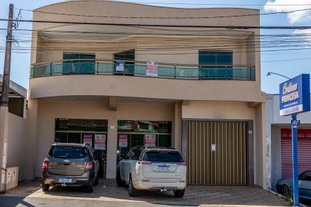 Casa para alugar com 245m², 3 quartos e 2 vagasFachada da  casa ( Casa na parte de cima , entrada e garagem no lado direito)