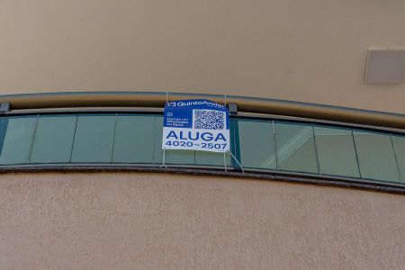Casa para alugar com 245m², 3 quartos e 2 vagasPlaca do QA instalada na sacada da casa
