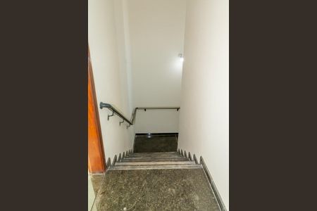 Casa para alugar com 245m², 3 quartos e 2 vagasEscadarias de acesso a casa