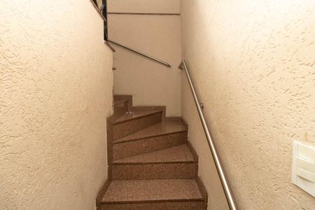 Casa à venda com 285m², 3 quartos e 6 vagas Casa à venda com 285m², 3 quartos e 6 vagasEscada