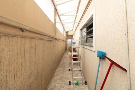 Casa à venda com 285m², 3 quartos e 6 vagas Casa à venda com 285m², 3 quartos e 6 vagasCorredor externo