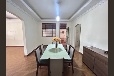 Casa para alugar com 220m², 3 quartos e 1 vaga