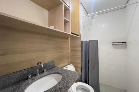 Banheiro de kitnet/studio para alugar com 1 quarto, 27m² em Liberdade, São Paulo
