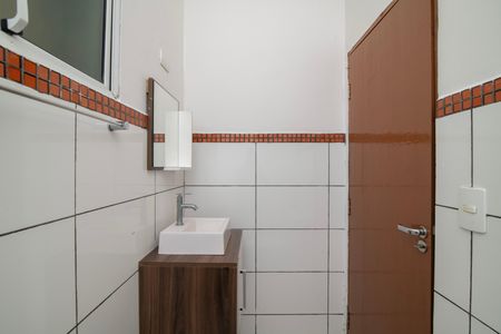 Casa para alugar com 72m², 2 quartos e 2 vagas Casa para alugar com 72m², 2 quartos e 2 vagasBanheiro Social