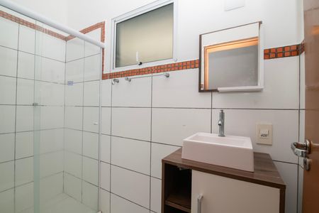 Casa para alugar com 72m², 2 quartos e 2 vagas Casa para alugar com 72m², 2 quartos e 2 vagasBanheiro Social