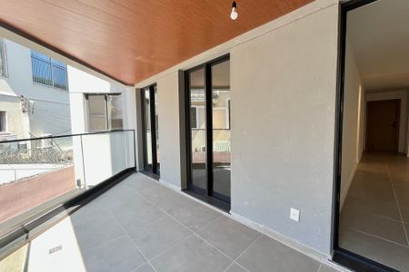 Apartamento à venda com 135m², 4 quartos e 2 vagas Apartamento à venda com 135m², 4 quartos e 2 vagasVaranda