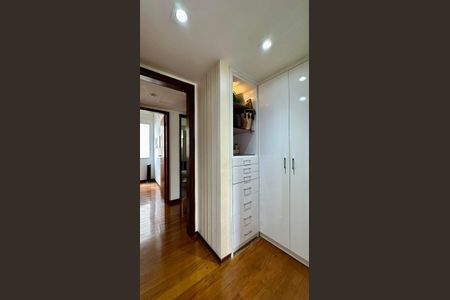 Apartamento à venda com 145m², 4 quartos e 2 vagasQuarto 