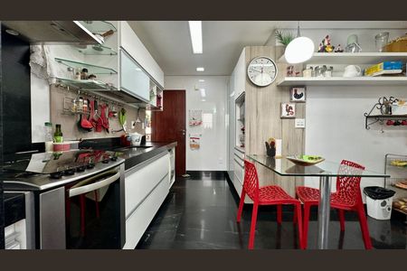 Apartamento à venda com 145m², 4 quartos e 2 vagasCozinha 