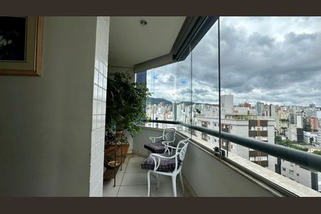 Apartamento à venda com 145m², 4 quartos e 2 vagasVaranda 