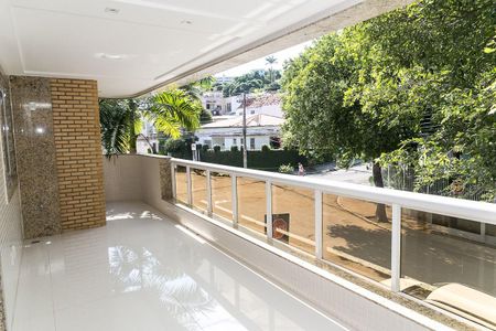 Apartamento à venda com 200m², 4 quartos e 3 vagasVaranda