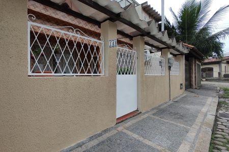 Casa de condomínio à venda com 200m², 3 quartos e 3 vagasFachada 