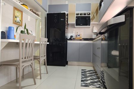 Casa de condomínio à venda com 200m², 3 quartos e 3 vagasCozinha - Armários