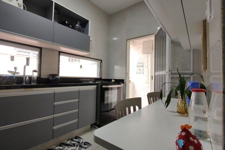 Casa de condomínio à venda com 200m², 3 quartos e 3 vagasCozinha - Armários