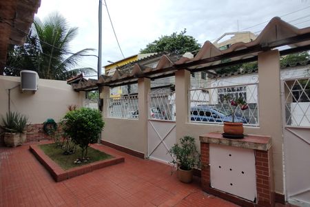 Casa de condomínio à venda com 200m², 3 quartos e 3 vagasQuintal