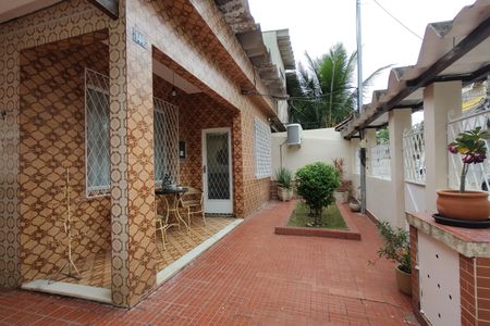 Casa de condomínio à venda com 200m², 3 quartos e 3 vagasFachada