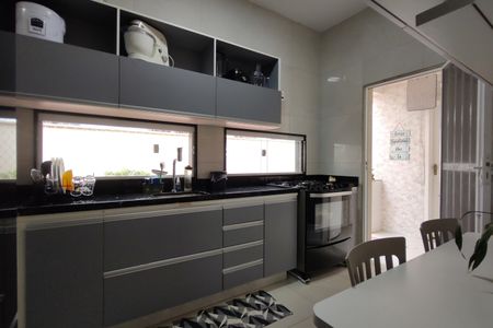 Casa de condomínio à venda com 200m², 3 quartos e 3 vagasCozinha - Armários