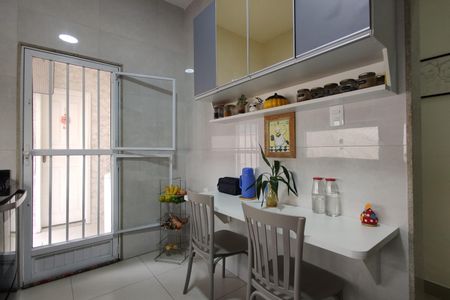 Casa de condomínio à venda com 200m², 3 quartos e 3 vagasCozinha - Armários