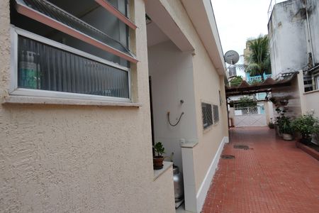 Casa de condomínio à venda com 200m², 3 quartos e 3 vagasFachada lateral 