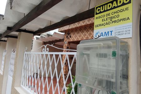 Casa de condomínio à venda com 200m², 3 quartos e 3 vagasFachada - Detalhe Energia Solar