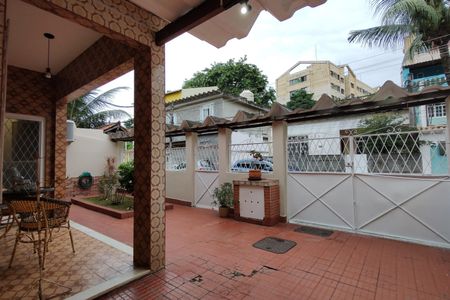 Casa de condomínio à venda com 200m², 3 quartos e 3 vagasQuintal