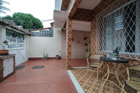 Casa de condomínio à venda com 200m², 3 quartos e 3 vagasVaranda